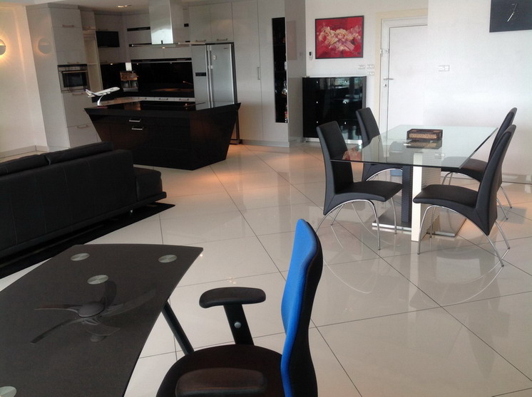 Modern Penthouse 1 Bedroom Condominium for Rent in Pattaya on Pratumnak Hill