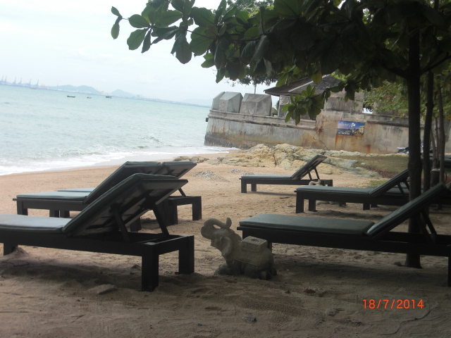 3 Bedrooms Beachfront Condominium for Rent