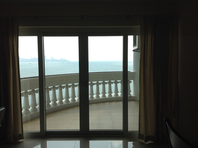 Large 2 Bedrooms Wong Amat Beach Condo for Rent