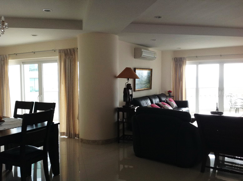 Large 2 Bedrooms Wong Amat Beach Condo for Rent