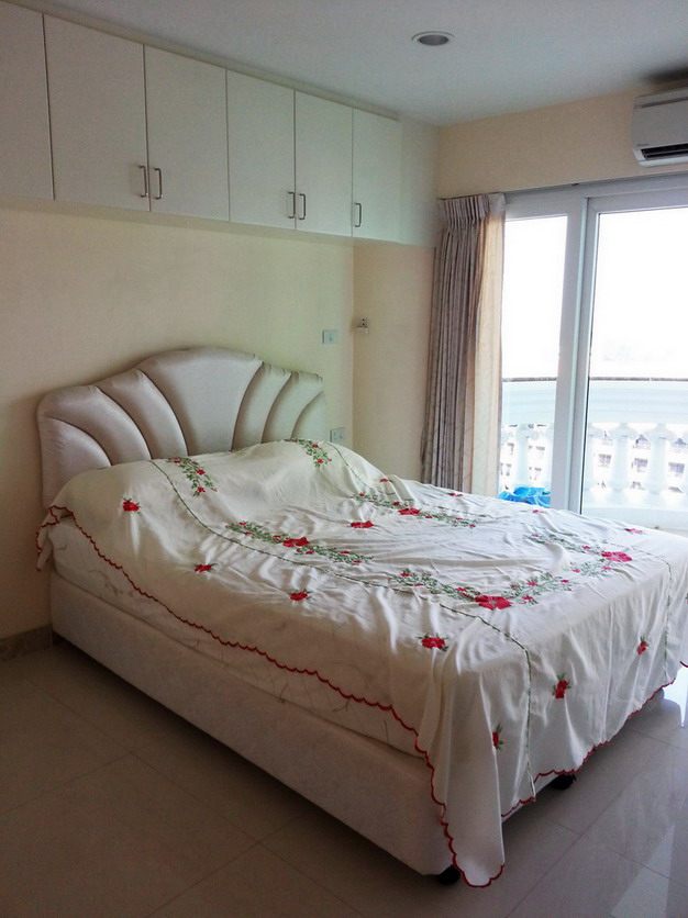 Large 2 Bedrooms Wong Amat Beach Condo for Rent