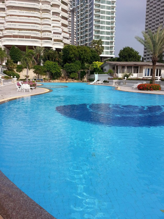 Large 2 Bedrooms Wong Amat Beach Condo for Rent