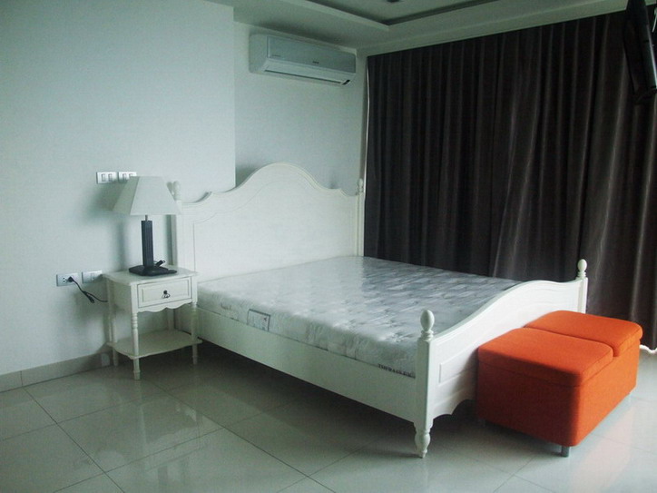 Sea View 2 Bedrooms Wong Amat Beach Condo For Rent