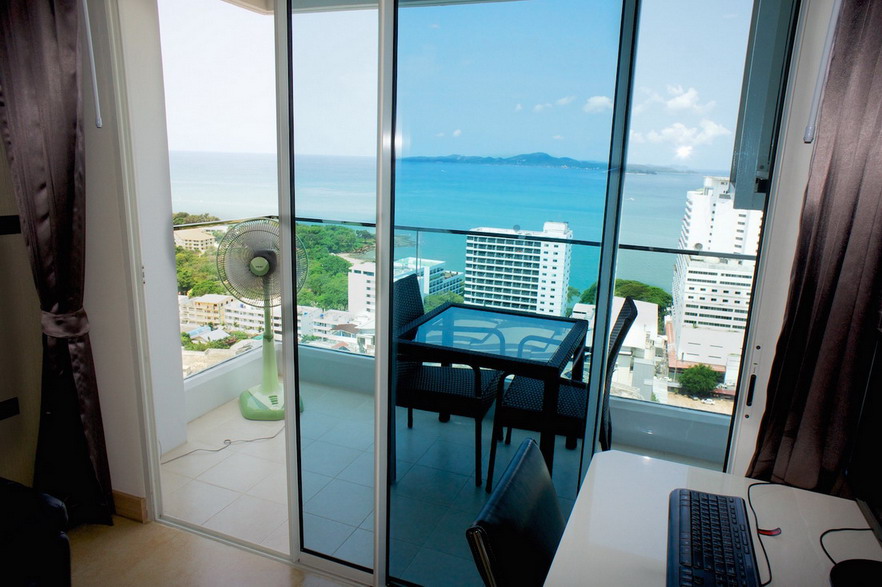 Sea-view Condo for Rent in Pratamnak Hill