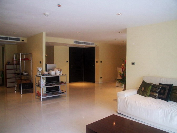 Large 1 Bedroom Condo for Rent on Pratumnak Rd.