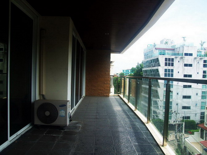 Large 1 Bedroom Condo for Rent on Pratumnak Rd.