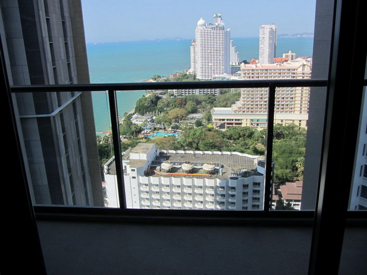 Beachfront Condo For Rent in Wong Amat Beach Pattaya