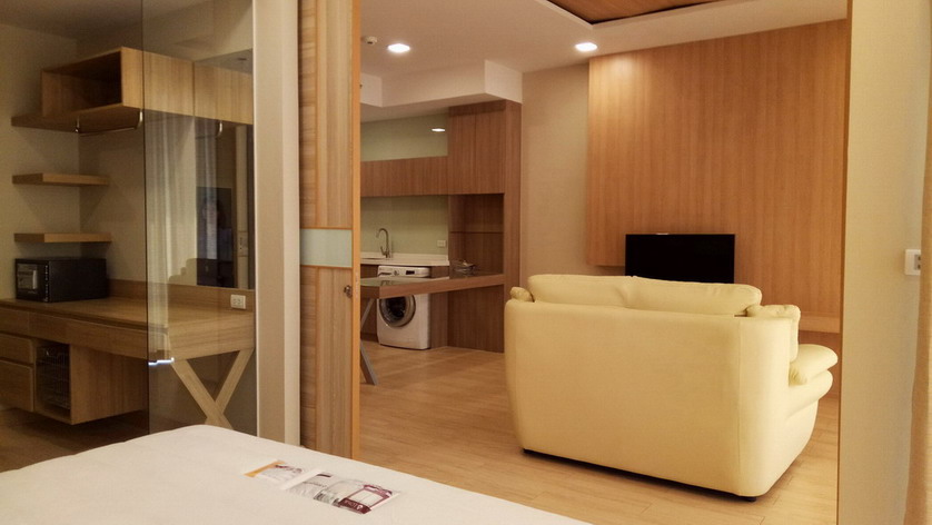 Beachfront 1 Bedroom Condo for Sale Jomtien Beach Rd.