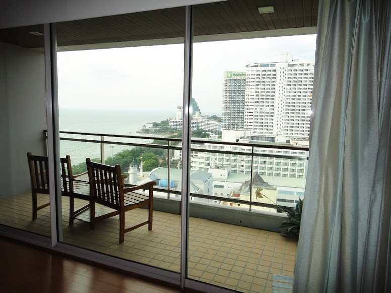 Beachfront Condo for Rent on Pattaya Beach Rd.