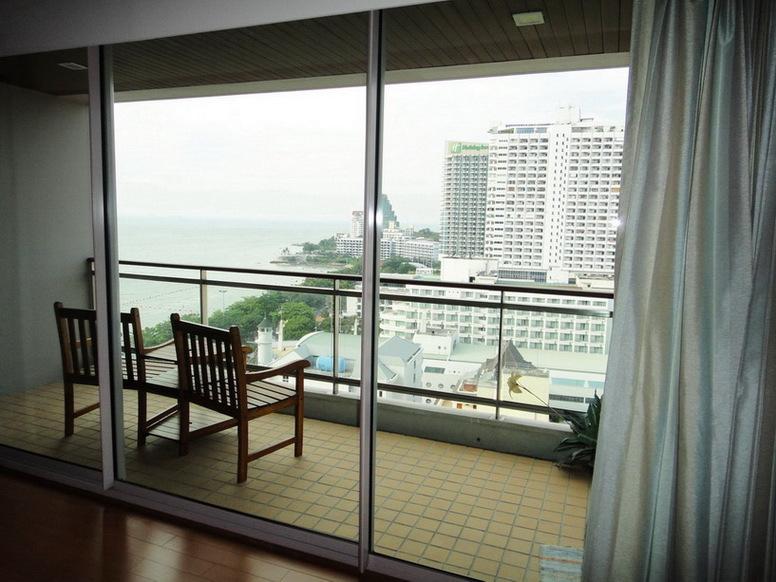 Beachfront Condo for Rent on Pattaya Beach Rd.