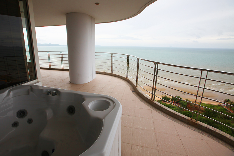 3 Bedrooms Luxury Beachfront Condominium for Sale Rent in Na Jomtien