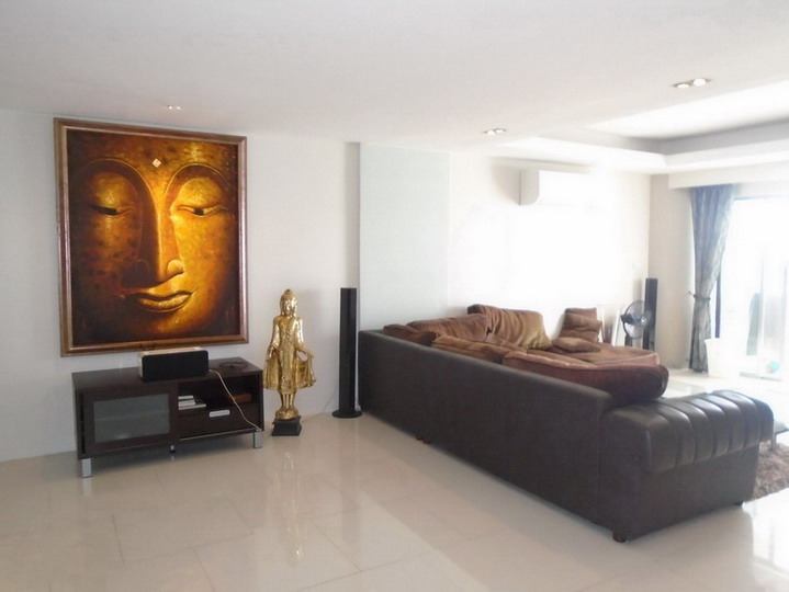 Large 3 Rooms with Sea View Condo for Sale and Rent in Wong Amat Beach, Pattaya