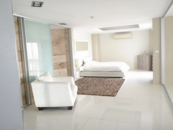 Large 3 Rooms with Sea View Condo for Sale and Rent in Wong Amat Beach, Pattaya