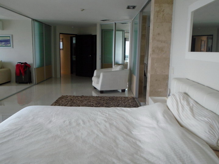 Large 3 Rooms with Sea View Condo for Sale and Rent in Wong Amat Beach, Pattaya