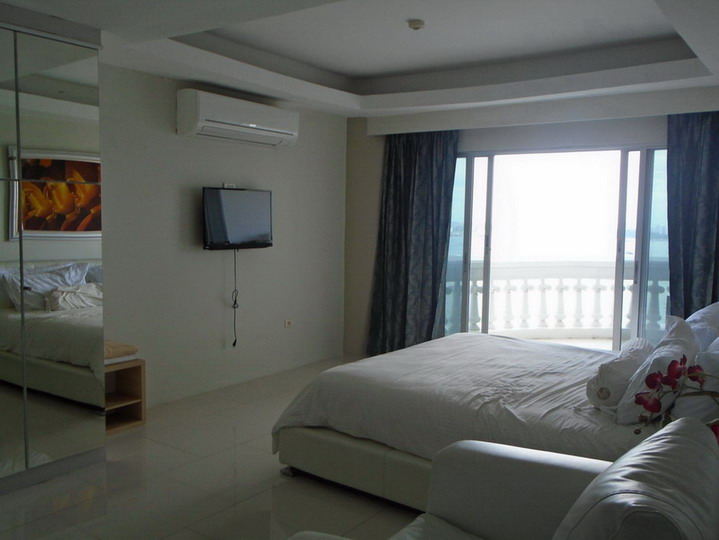 Large 3 Rooms with Sea View Condo for Sale and Rent in Wong Amat Beach, Pattaya