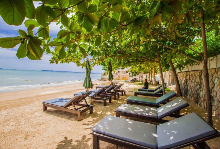 Duplex Condo for Rent with Private Beach in Wong Amat Beach, Pattaya