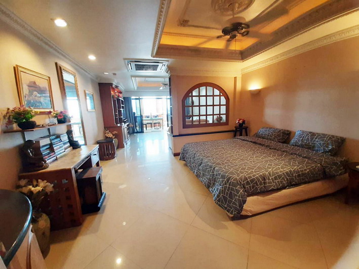 Large Condo For Sale and Rent Jomtien Beach Pattaya