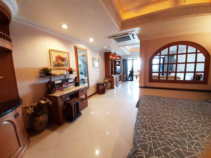 Large Condo For Sale and Rent Jomtien Beach Pattaya