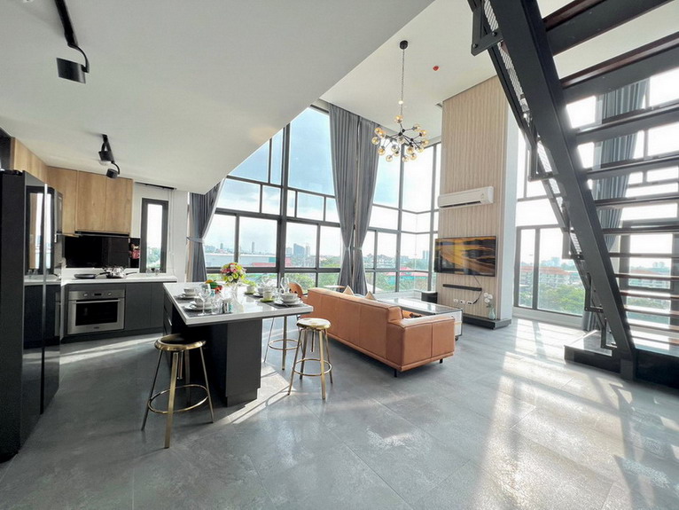 Fabulous Luxury Penthouse suite on The Top Floor For Rent