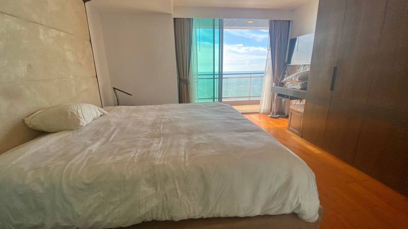 Beachfront 2 Bedrooms Condo for Rent in Pattaya Beach Rd.