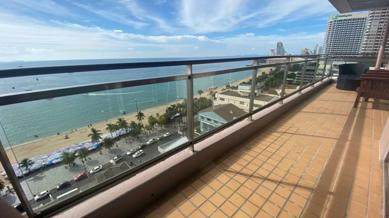 Beachfront 2 Bedrooms Condo for Rent in Pattaya Beach Rd.