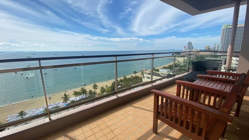 Beachfront 2 Bedrooms Condo for Rent in Pattaya Beach Rd.