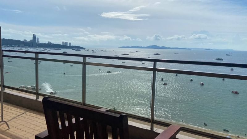 Beachfront 2 Bedrooms Condo for Rent in Pattaya Beach Rd.