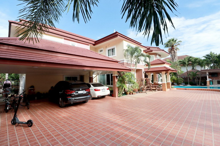 Luxurious 5-Bedroom Platinum Villa in Pong, Pattaya, Chonburi