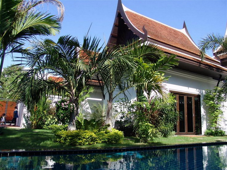 Huge Tropical Garden and Private Pool House for Rent