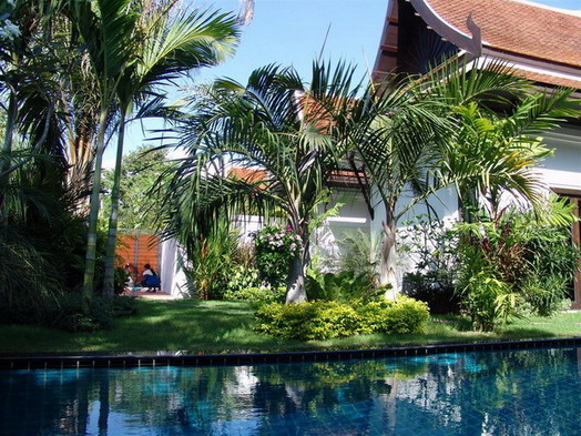 Huge Tropical Garden and Private Pool House for Rent