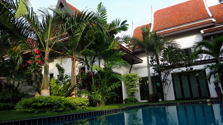 Huge Tropical Garden and Private Pool House for Rent