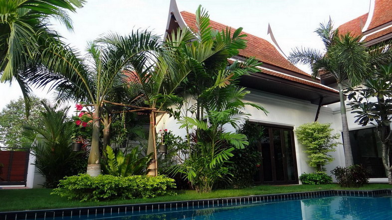 Huge Tropical Garden and Private Pool House for Rent