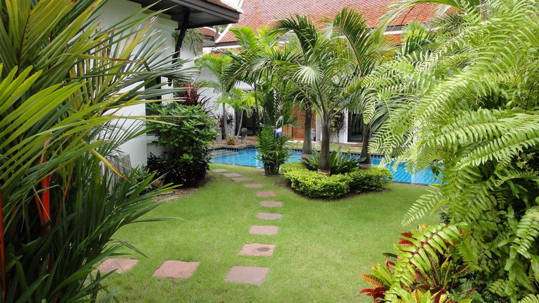 Huge Tropical Garden and Private Pool House for Rent