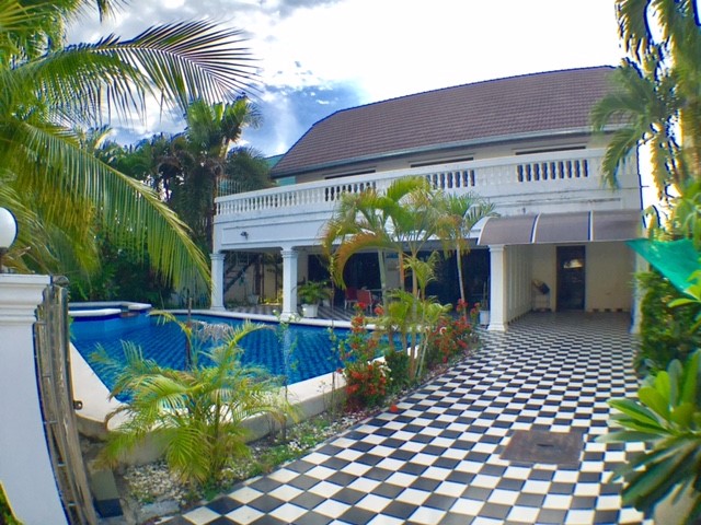 Big Pool House for Sale in Pattaya