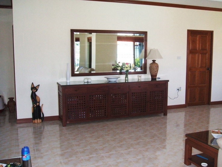 Large 5 Bedroom Bungalow with Pool for Sale