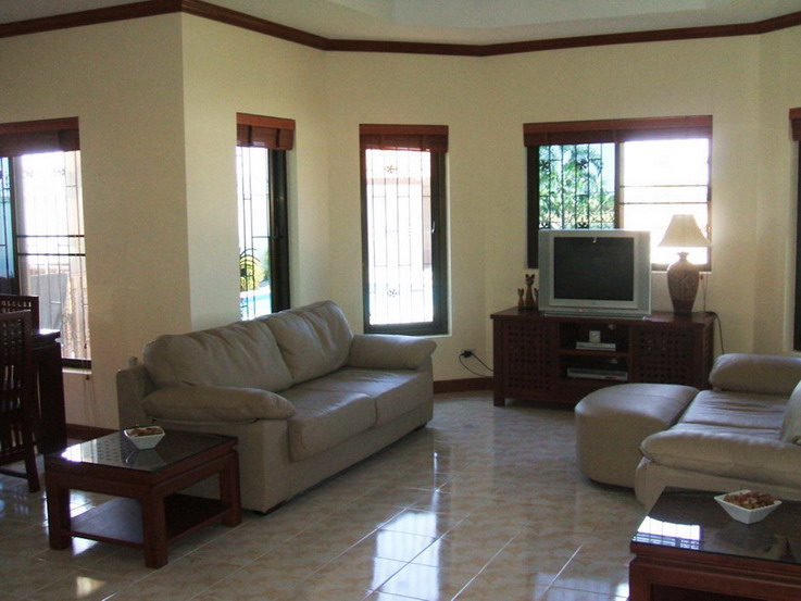 Large 5 Bedroom Bungalow with Pool for Sale