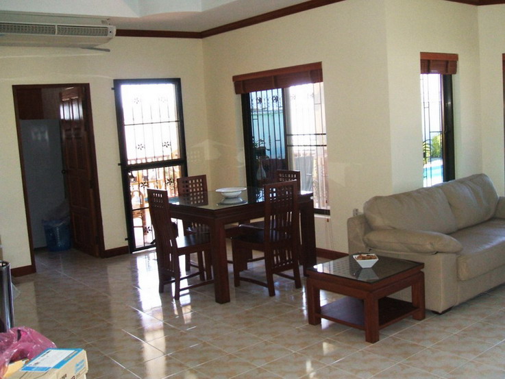 Large 5 Bedroom Bungalow with Pool for Sale