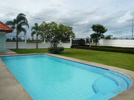 Large 5 Bedroom Bungalow with Pool for Sale