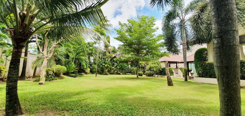 1 RAI of Land Luxury House for Sale and Rent Pond, Pattaya