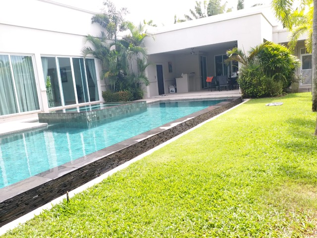 Huge Pool Villa For Sale and Rent Mapprachan Lake, East Pattaya