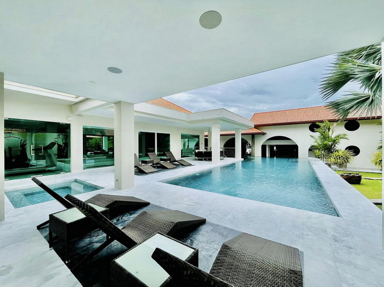 A Super Luxury Villa for Sale in Pattaya