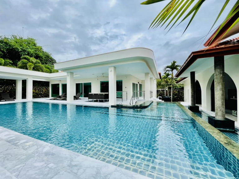 A Super Luxury Villa for Sale in Pattaya