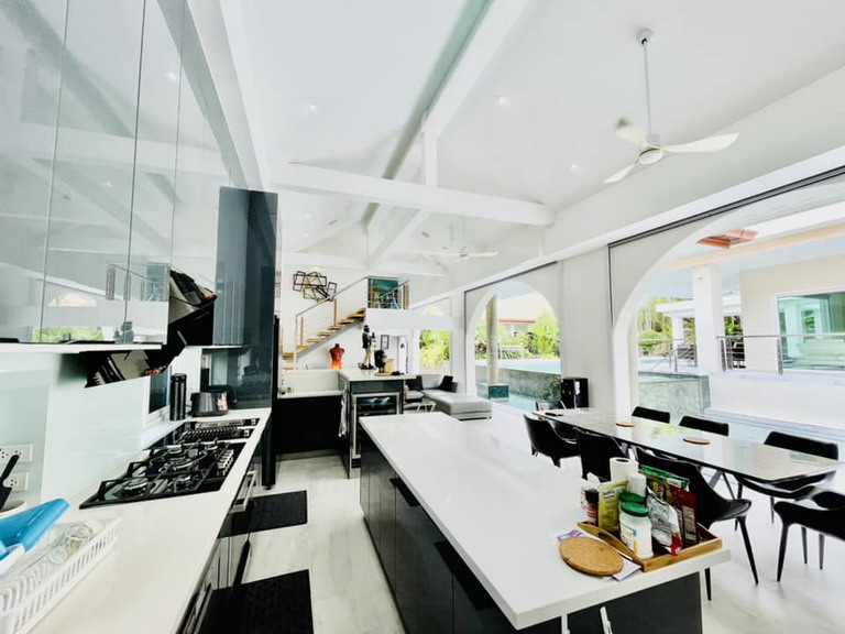 A Super Luxury Villa for Sale in Pattaya