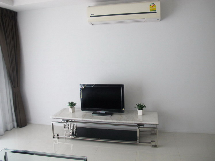 Pool View 2 Bedrooms Condo for Rent in Pattaya Center