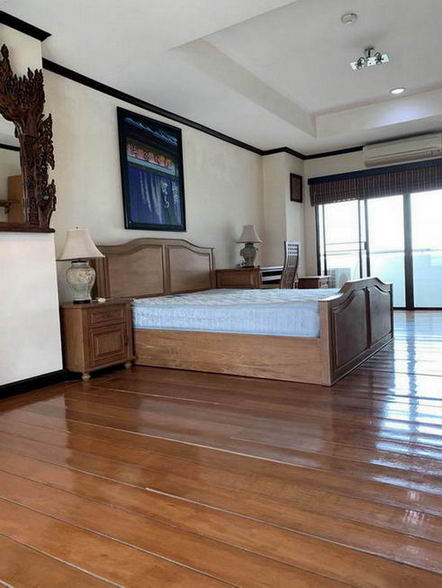 Beachfront Condominium For Sale in Jomtien