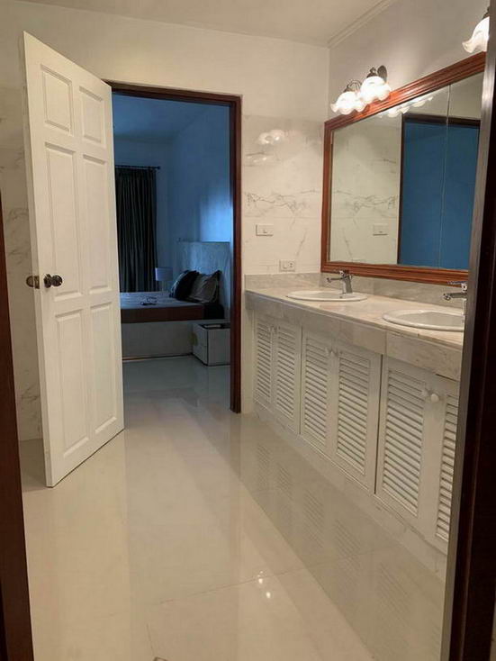 Beachfront Condominium For Sale in Na Jomtien, Pattaya