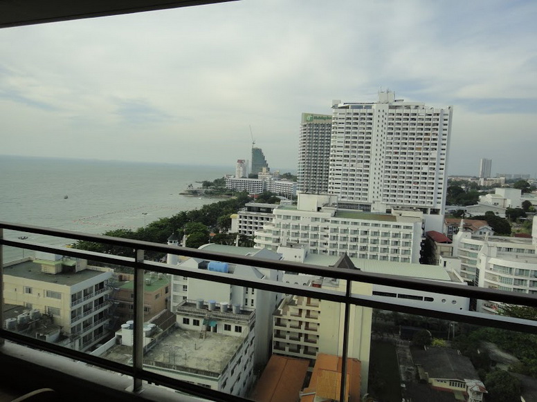 Beachfront Condo for Rent on Pattaya Beach Rd.