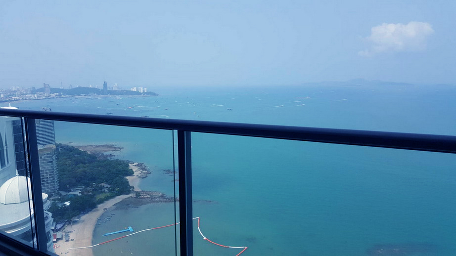 High Rise Beachfront Condo For Rent in Wong Amat Beach Pattaya