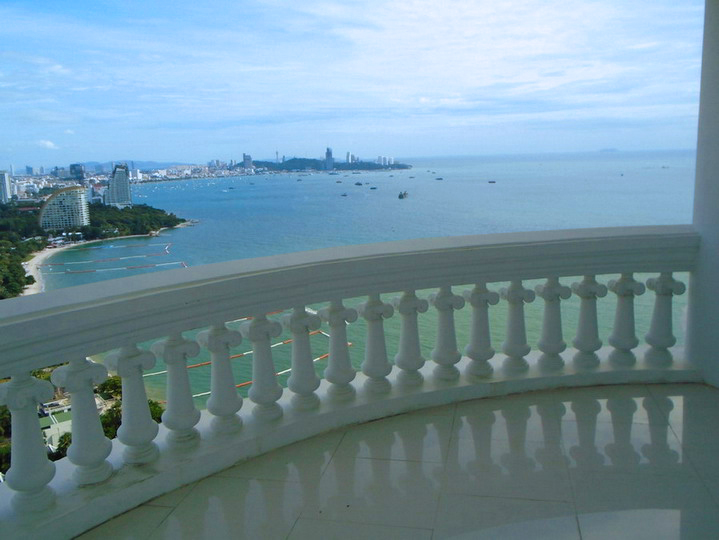 Large 3 Rooms with Sea View Condo for Sale and Rent in Wong Amat Beach, Pattaya