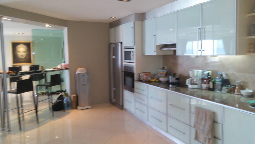 Large 3 Rooms with Sea View Condo for Sale and Rent in Wong Amat Beach, Pattaya